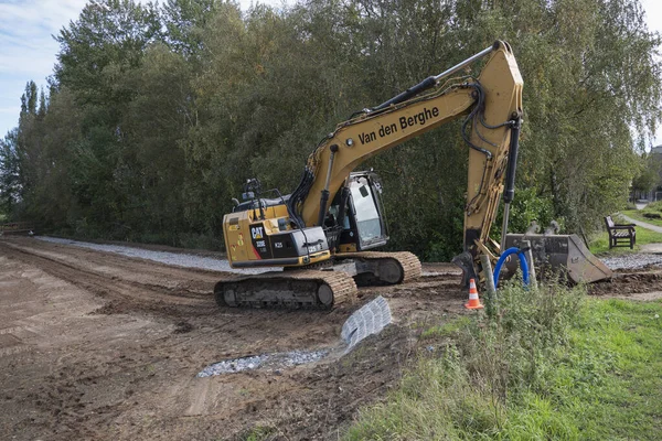 セントギリスベルギー 2020年10月15日大規模な掘削機は 旧公園内の道路を掘る — ストック写真