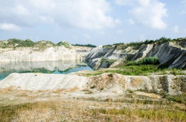Tebeşir ocağı basamaklarını su basmış. Tebeşir ocağının turkuaz suyu. Tebeşir ocağının duvarları. Belarus maldivleri