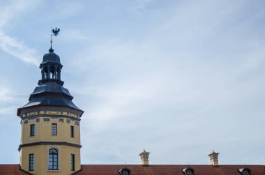 Kulenin tepesinde kartal amblemi olan kale kulesi.