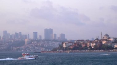 Uzakta geçen gezi teknesi
