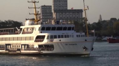 Istanbul, Türkiye - 09.04.2018: Tekne liman için geliyor