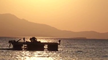 Kızlar duba üzerinde dışarı asılı olan