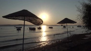 Akdeniz kıyısında plaj şemsiyeleri