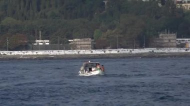 İki genç balıkçılar shore gelmesi kaba denizlerde hareket