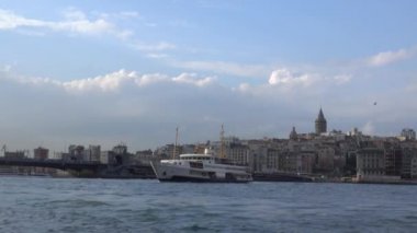 Tekne liman için geliyor