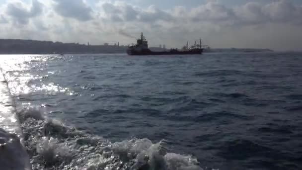 Грузовой Корабль Проходящий Через Босфор — стоковое видео
