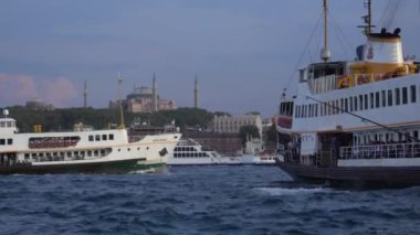 Uzakta geçen gezi teknesi