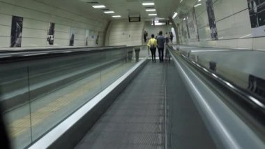Metroda yürüyen Genç çiftler