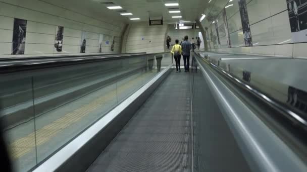 Jonge Paren Wandelen Metro — Stockvideo