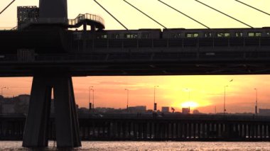 Gün batımında çok katmanlı şehir manzarası. İstanbul 'un metro ve deniz manzaralı merkezi manzarası