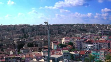 Şehir gettolarının geniş açılı zaman dilimi. Kasımpaşa bölgesinin bulutlu yaz gününde renkli çekimleri.