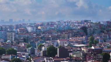 Şehir gettolarının geniş açılı zaman dilimi. Kasımpaşa bölgesinin bulutlu yaz gününde renkli çekimleri.