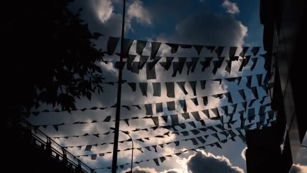 Nieokreślone Flagi Machają Ciemne Chmury Wietrzny Dzień Letnie Popołudnie — Wideo stockowe