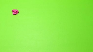  stop motion animasyonu: üç buruşmuş kağıt ekranın ortasında buluşuyor