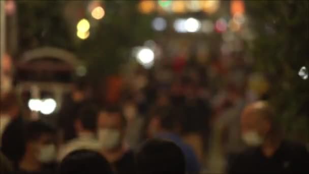 Große Straßenmenge Bokeh Verschwommene Menschen Die Nachts Fuß Gehen — Stockvideo