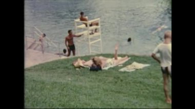1963 ABD: Tatilciler 2 numaralı havuzun keyfini çıkarıyor