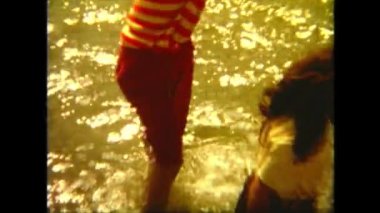 1967 Antalya Türkiye 'deki Chidren askeri yaz kampında oynuyor.