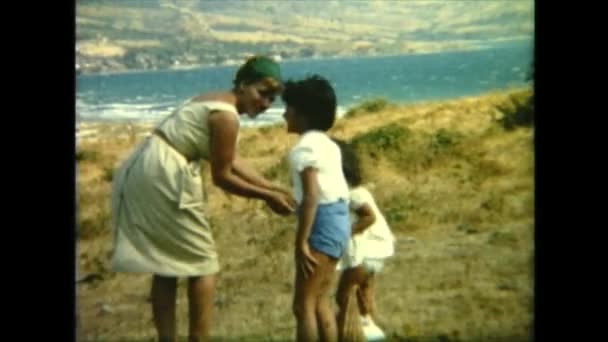 1965 Antalya Turquía Madre Con Chidren Cerca Playa — Vídeos de Stock