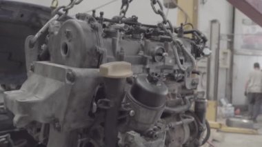 Araba tamircisi bujileri söküyor. Bir tamircinin eli kaza yapmış arabayı tamir ediyor.