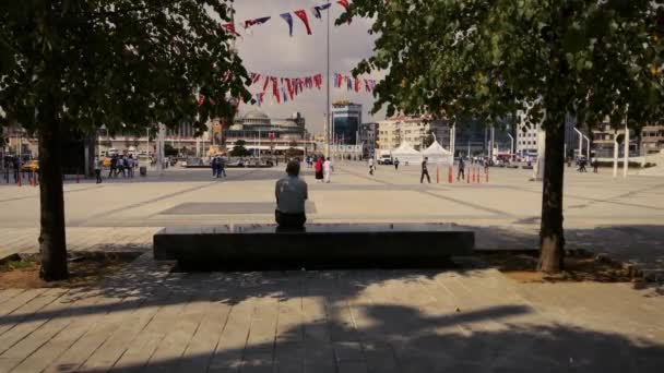 老人坐在伊斯坦布尔塔克西姆广场的城市广场上 2020年6月23日 — 图库视频影像