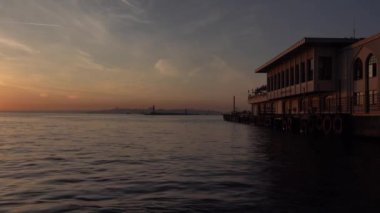 İstanbul - 09.26.2020: Gün batımında Kadıköy İskelesi. Sakin deniz ve martılar.