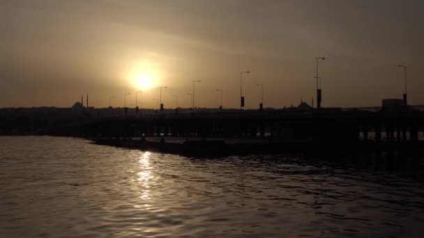 橋で日没 日没時のガラタ橋 — ストック動画
