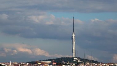 Televizyon kulesi ve antenler. İstanbul 'da bulutlar
