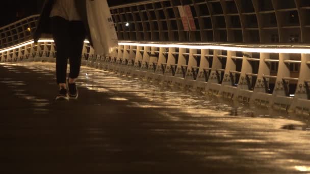 Uma Jovem Caminha Ponte Chuva Noite — Vídeo de Stock