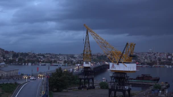 雨の日のタイムラプス イスタンブールのウンカパニ橋 日没時の夏の雨 — ストック動画