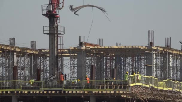 Trabajadores Construcción Trabajan Parte Superior Del Timelapse Edificio — Vídeo de stock