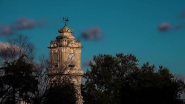 Eski Saat Kulesi zaman ayarlı. Dolmabahce İzleme Kulesi, Osmanlı dönemi. Renk dereceli sürümü.