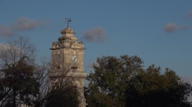 Eski Saat Kulesi 'nin zaman ayarına dokunulmamış. Dolmabahce İzleme Kulesi, Osmanlı dönemi. Sınıflandırılmamış sürüm.