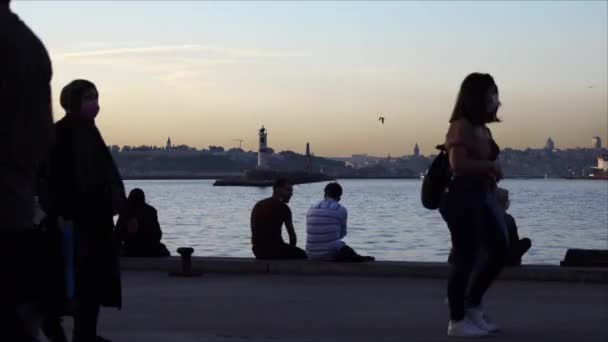 Kadikoy Стамбул Море Натовпом Люди Сидять Ходять Біля Моря Пороми — стокове відео