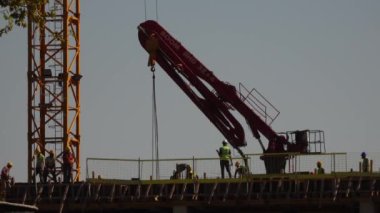 İnşaat işçileri zaman ayarlı binanın tepesinde. İnşaat işçileri zaman ayarlı yazı işleri. İstanbul, Türkiye - 10.17.2020