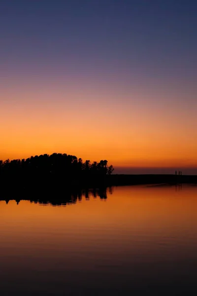 Reflejo Una Puesta Sol Lago Gente Caminando Lado Del Lago — Foto de Stock