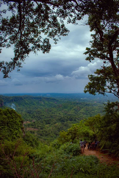 Bule gökyüzü ile doğal bir dağ manzarası. Konuya seçici bir şekilde odaklan. Önplana seçici odaklanma. Arkaplan bulanıklığı