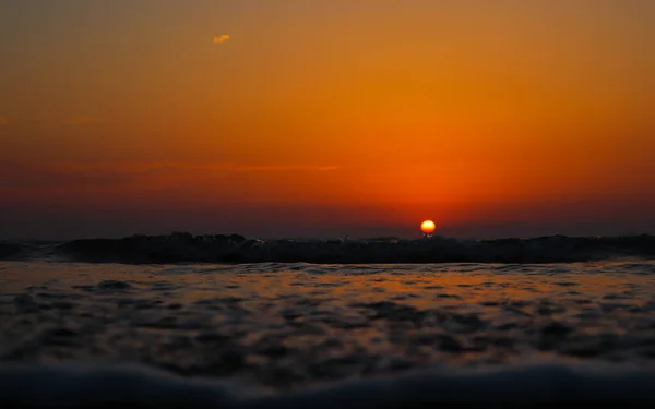 Krásný Dolní Úhel Pohledu Zblízka Západ Slunce Oceánu Barevnou Oblohou — Stock fotografie