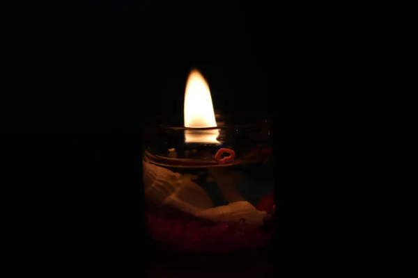 Plamen Barevné Svíčky Tmavém Pozadí Slabého Světla — Stock fotografie