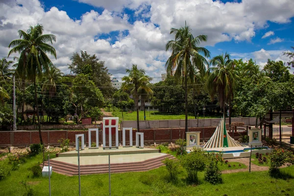 Bunlar Bangladeş için en saygıdeğer iki anıt. Biri Shaheed Minar, diğeri de Bangladeş Ulusal Şehitleri Anıtı..