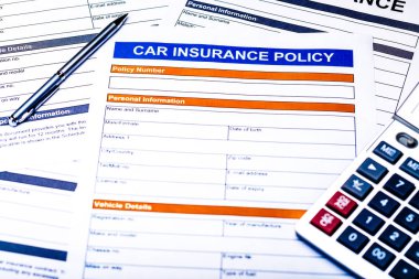 Araç sigorta poliçesi. Belgeler, kalem ve tablo hesap makinesi