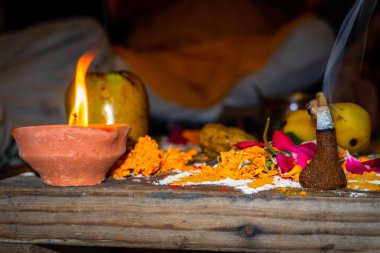 Sharad mevsiminde yanan diya, dhoop, meyve ve pooja ürünleri olan atalarımız için kutsal bir ritüel. Uttarakhand Hindistan. Hindu gelenekleri ve inançları.