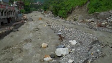 18 Eylül 2025 Dehradun Uttarakhand, Hindistan. Dehradun Uttarakhand 'da muson yağmurları sonrasında Sahastradhara köyündeki nehir kenarındaki otel ve evleri sel bastı