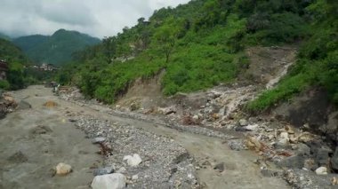 18 Eylül 2025 Dehradun Uttarakhand, Hindistan. Dehradun Uttarakhand 'da muson yağmurları sonrasında Sahastradhara köyündeki nehir kenarındaki otel ve evleri sel bastı