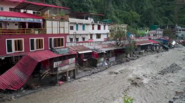 18 Eylül 2025 Dehradun Uttarakhand, Hindistan. Dehradun Uttarakhand 'da muson yağmurları sonrasında Sahastradhara köyündeki nehir kenarındaki otel ve evleri sel bastı