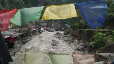 18 Eylül 2025 Dehradun Uttarakhand, Hindistan. Dehradun Uttarakhand 'da muson yağmurları sonrasında Sahastradhara köyündeki nehir kenarındaki otel ve evleri sel bastı