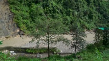 18 Eylül 2025 Dehradun Uttarakhand, Hindistan. Dehradun Uttarakhand 'da muson yağmurları sonrasında Sahastradhara köyündeki nehir kenarındaki otel ve evleri sel bastı