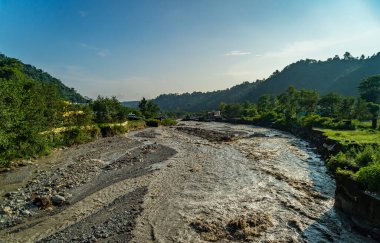 18 Eylül 2025 Dehradun Uttarakhand, Hindistan. Şiddetli çamurlu suyun yakın plan çekimi Sahastradhara 'daki Badli Nehri' nden sağanak yağmurun tetiklediği sel sonrası akıyor.