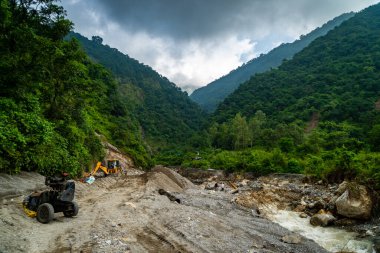 September20th2025 Dehradun Uttarakhand, India. Heavy machinery clears landslide debris in monsoon-hit Rajpur, Dehradun, Uttarakhand Himalayas