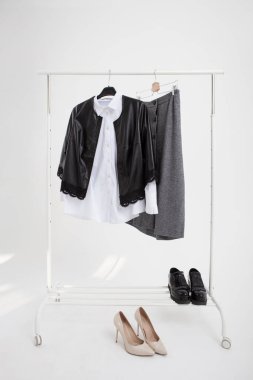 Moda kıyafetleri. Sıradan bir tarz. deri kaplama.