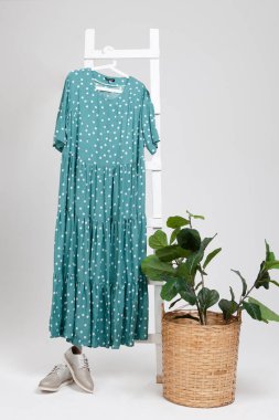 Moda bahar kıyafetleri. Bezelye desenli elbise. Sıradan stil.